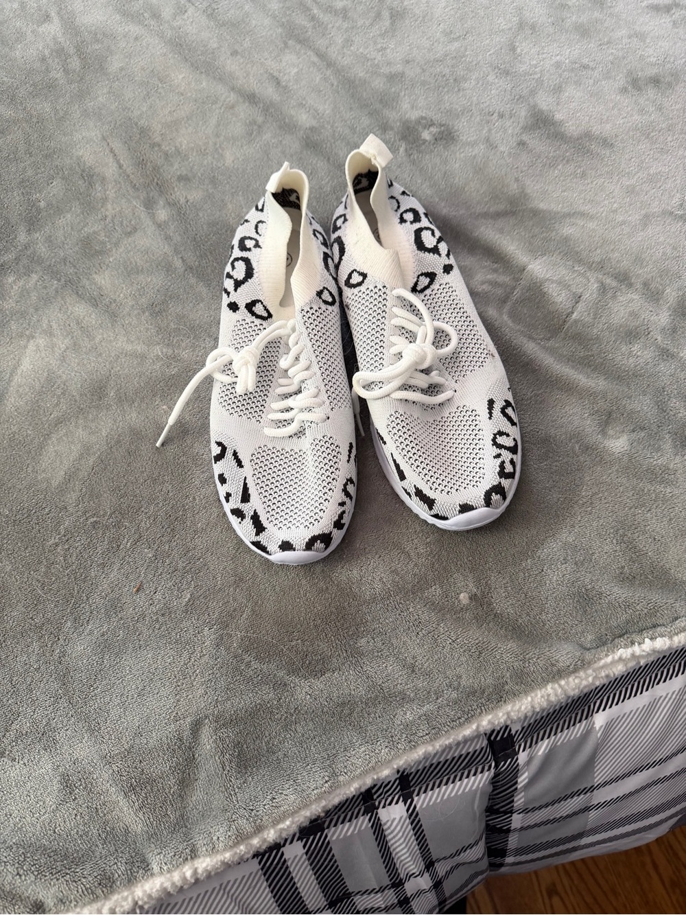 Women’s White Knit Leopard-Accent Slip-On Flats